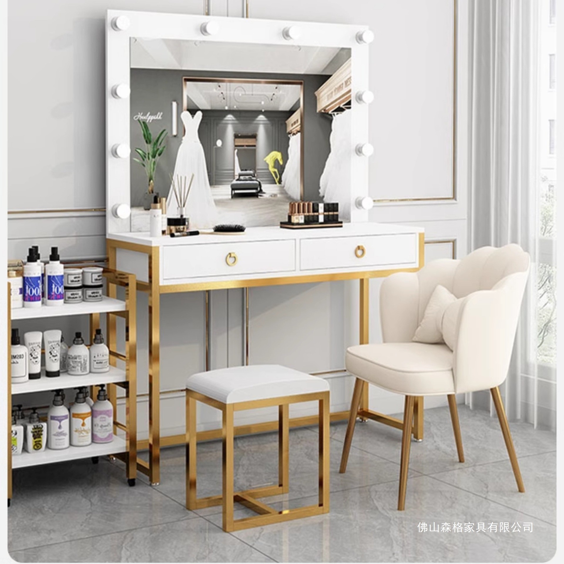 Meja rias studio dengan cermin - Beauty Makeup Studio ulasan dan harga
