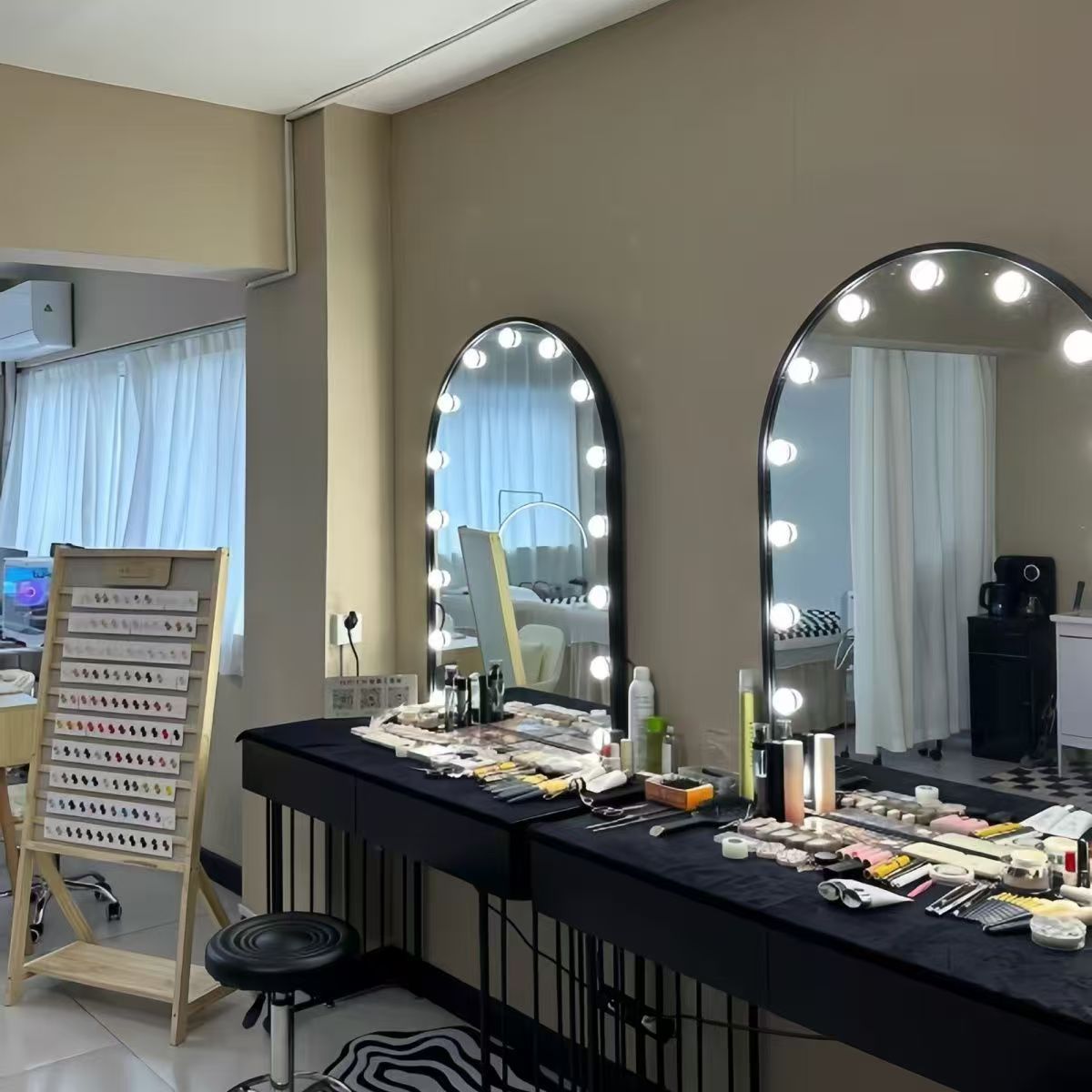 Meja rias gaya Nordik dengan l - Beauty Makeup Studio ulasan dan harga