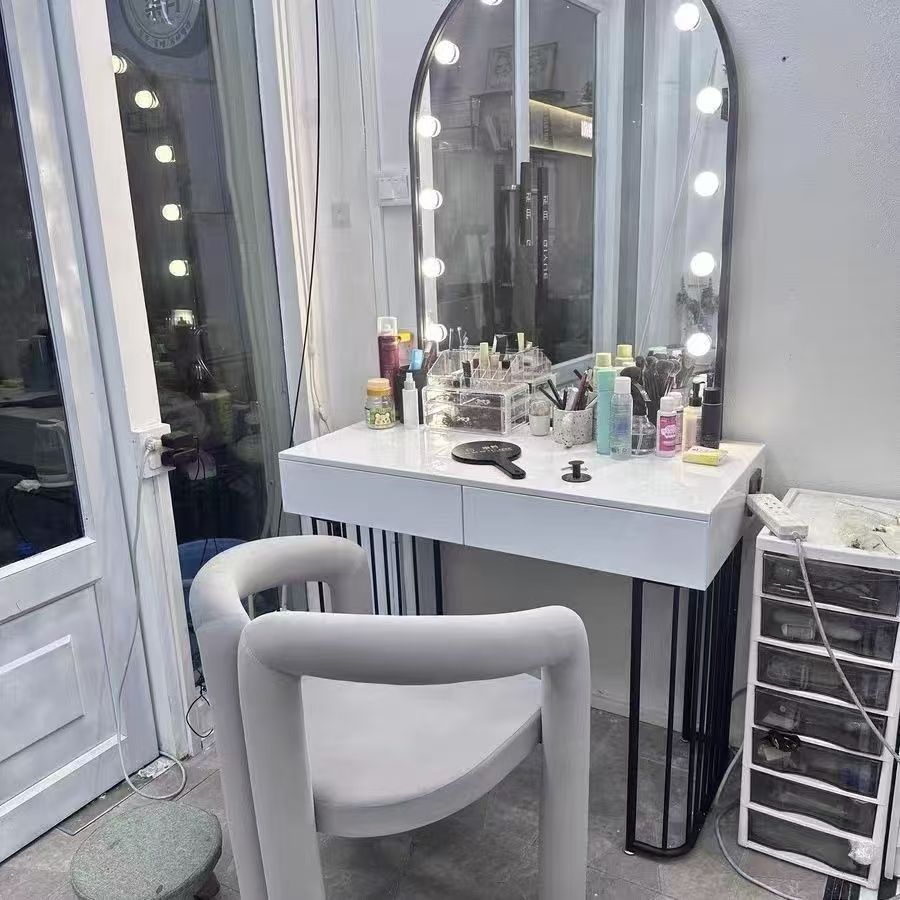 Meja rias gaya Nordik dengan l - Beauty Makeup Studio ulasan dan harga